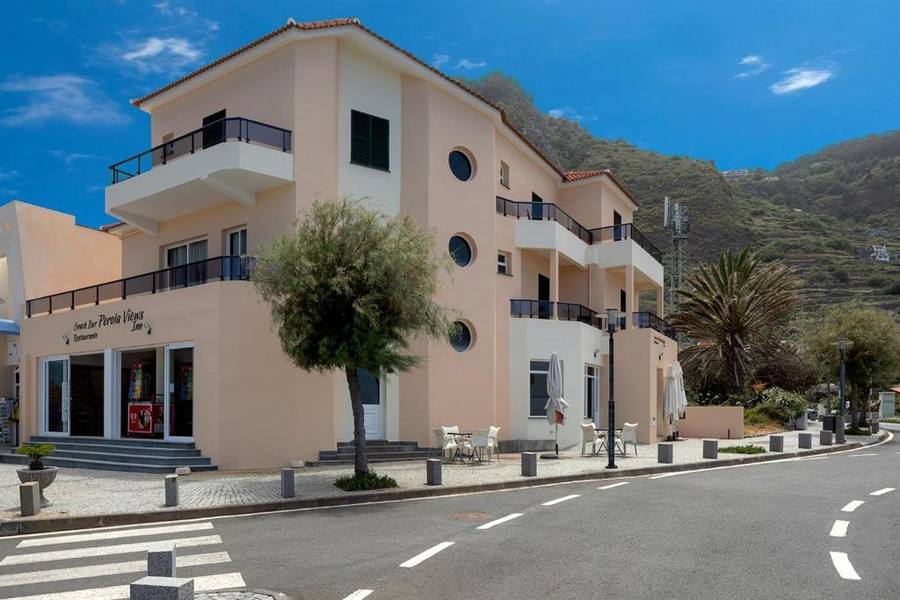 Perola Views Inn building in Porto Moniz